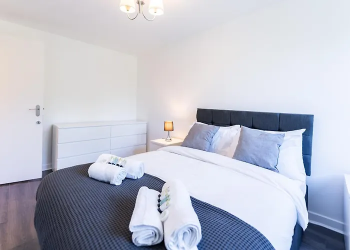 Luxury 3 Bedroom Flat With Balcony In Westbourne Park