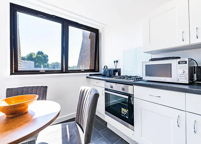 Luxury 3 Bedroom Flat With Balcony In Westbourne Park