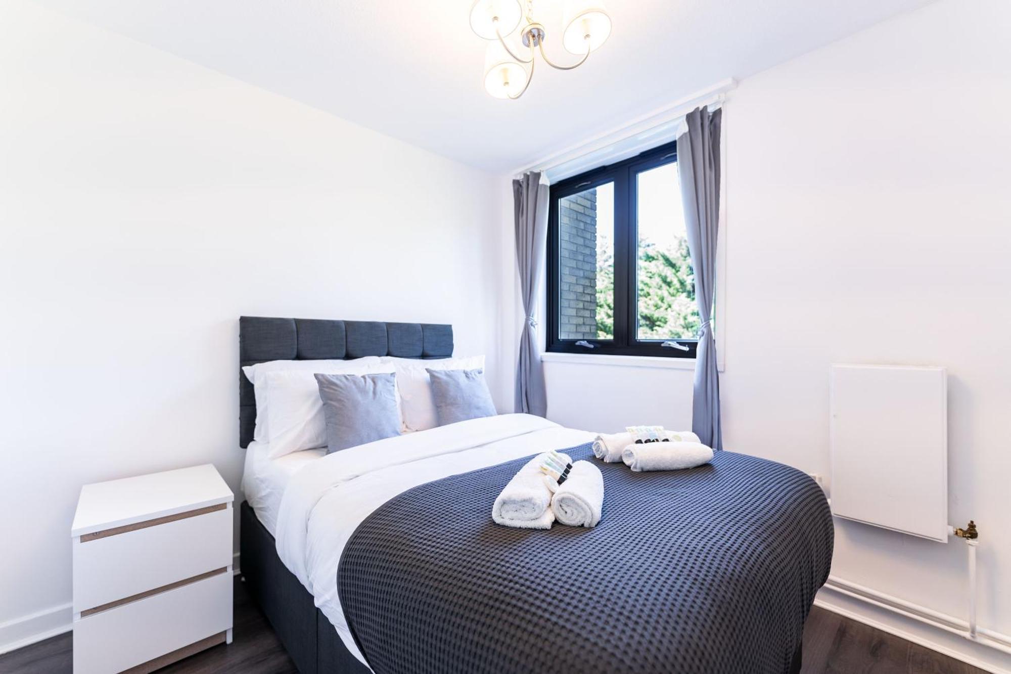 Апартаменты Luxury 3 Bedroom Flat With Balcony In Westbourne Park *