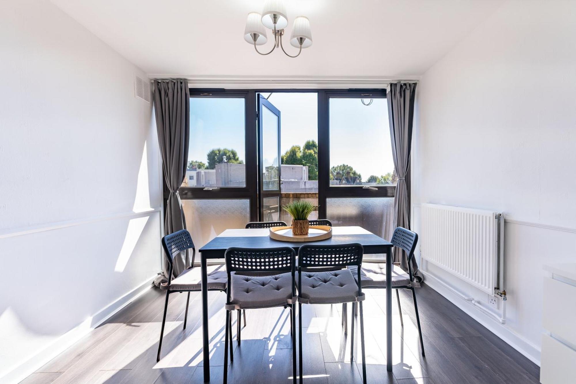 Апартаменты Luxury 3 Bedroom Flat With Balcony In Westbourne Park