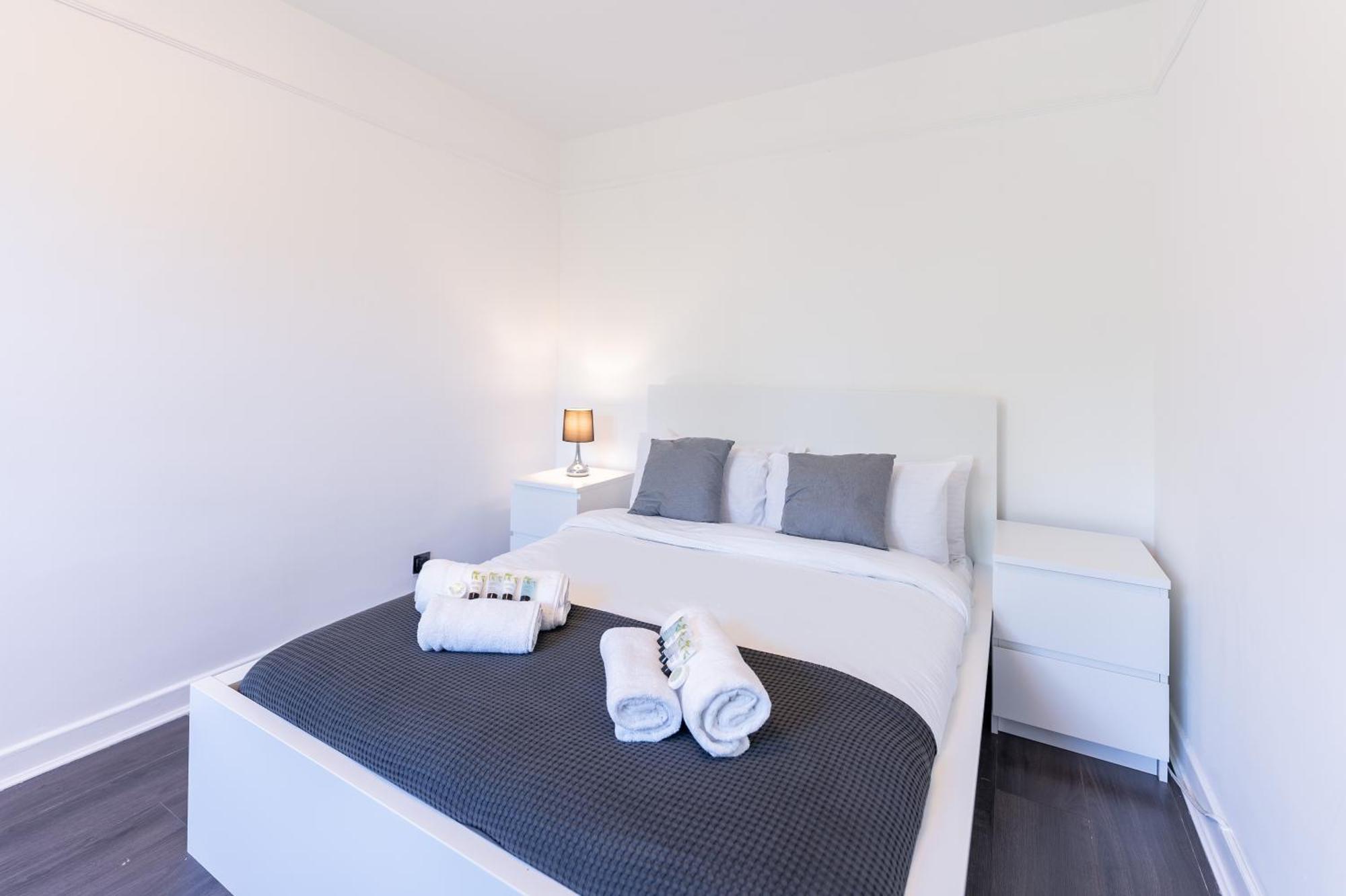 Апартаменты Luxury 3 Bedroom Flat With Balcony In Westbourne Park Лондон